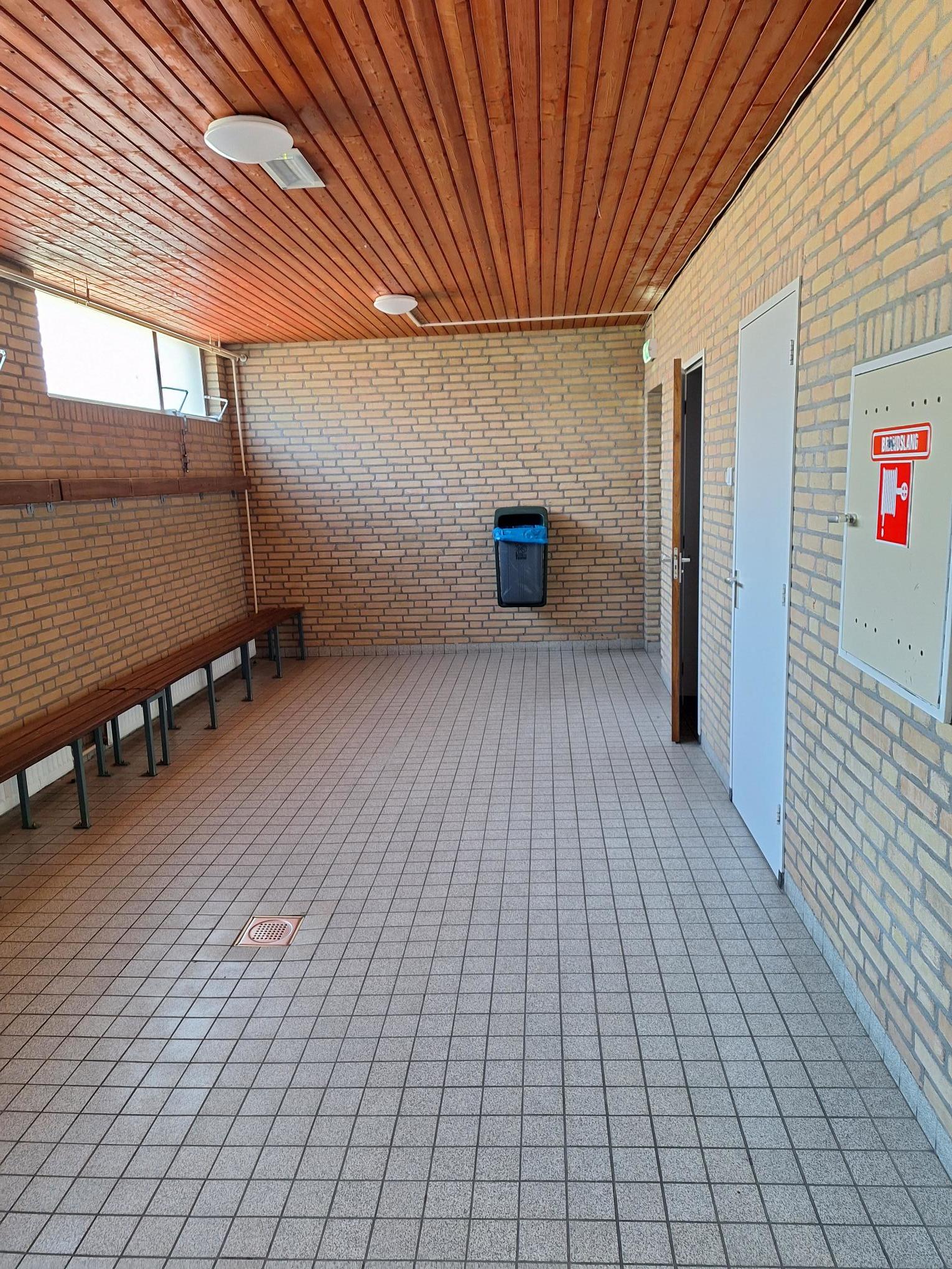 kleedkamer met tegeltjes